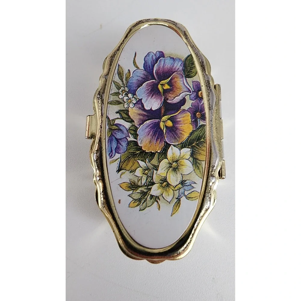 Unbranded vintage pill